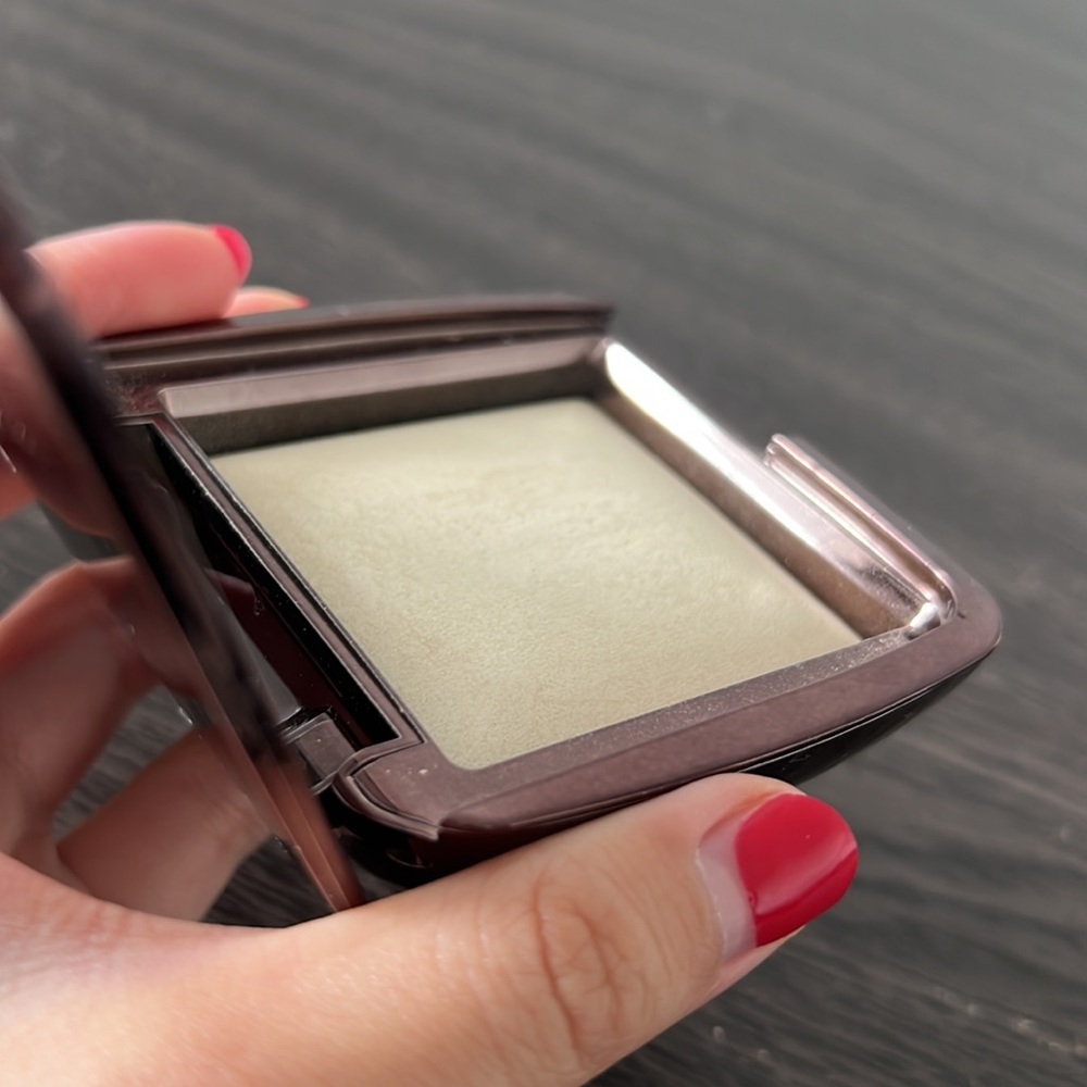 Hourglass lighting powder
